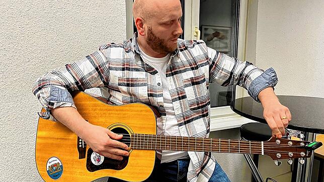Christian Zimmermann stimmt seine Gitarre. Der Glonki-Blechtrommler hat eine CD mit 30 eigenen Stücken &ndash; unterlegt mit teils ...