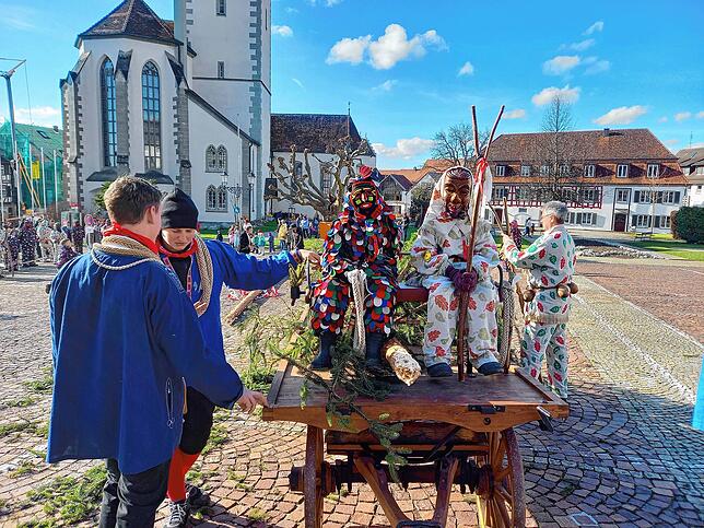 Bild 14: Ade Fasnet 2024! Bilder vom Markdorfer Narrenbaumfällen mit Umzug aus der Stadt