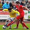 Aaron Sättele (rechts) jubelt mit der SG Reichenau/R.-Waldsiedlung im Gnadensee-Derby gegen den SV Allensbach (Lars Muffler).