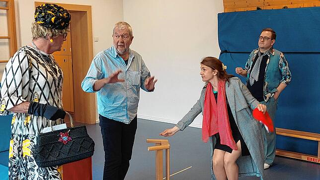 Die Requisiten sind spärlich, doch die Schauspieler kommen immer besser in ihre Rollen rein (von links): Bubi Kreuz, Norbert Heizmann, ...