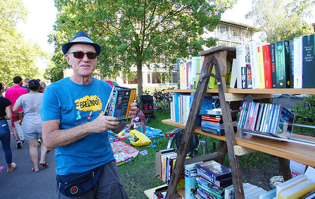 Klaus Wilsrecht-Zahn präsentiert an der HTWG in seinem kunstvollen Bücherregal Lesefutter.