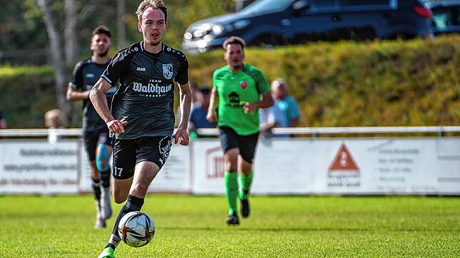 Sieg im Verfolgerduell: Yannik Schäfer &ndash; hier ein Archivbild &ndash; erzielte beim 4:2-Erfolg des SV Waldhaus gegen den FC ...