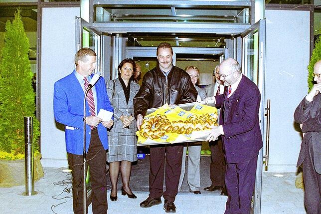 Ein Bild von der Eröffnung des Kulturzentrums mit Bücherei und Tourist-Info im Jahr 2003.