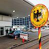 Ein Grenzschild steht am Grenzübergang in Weil am Rhein – Friedlingen. Für bis zu acht Milliarden Euro kaufen Schweizer jedes Jahr im ...