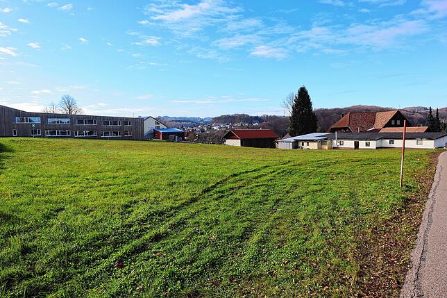 Dieses Grundstück bei der Schule (im Hintergrund links) soll dem Autohaus im Tausch gegen das Grundstück am Feuerwehrhaus angeboten werden.