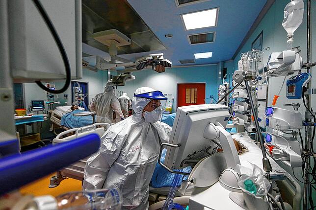 Mitarbeiter versorgen Infizierte auf der Intensivstation eines Krankenhauses in Italien.
