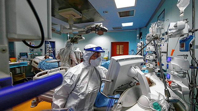 Mitarbeiter versorgen Infizierte auf der Intensivstation eines Krankenhauses in Italien.