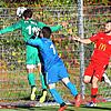Schlusspunkt: Leon Boos nickt den Ball vor Torwart Ramon Winkler und Abwehrspieler Timo Bernauer zum 6:1-Endstand für den FC Zell beim ...