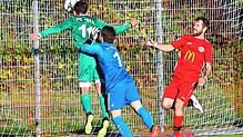 Schlusspunkt: Leon Boos nickt den Ball vor Torwart Ramon Winkler und Abwehrspieler Timo Bernauer zum 6:1-Endstand für den FC Zell beim ...