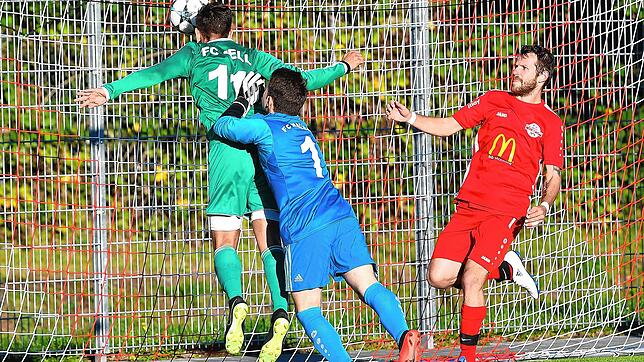 Schlusspunkt: Leon Boos nickt den Ball vor Torwart Ramon Winkler und Abwehrspieler Timo Bernauer zum 6:1-Endstand für den FC Zell beim ...