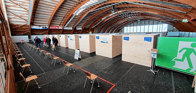 Bild 2: Die einzelnen Stationen bis zur Impfung: So läuft der Termin im Kreisimpfzentrum ab