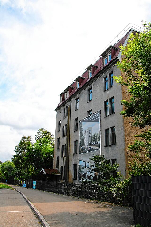 Das Rheinschloss an der B34. An der Fassade hängt noch ein Plakat von einem Projekt, welches Stärk ursprünglich vorgesehen hatte: einen ...