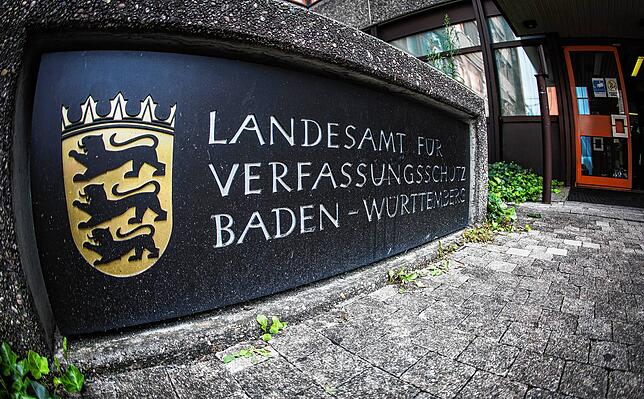 Das Eingangsschild vom Landesamt für Verfassungsschutz Baden-Württemberg, aufgenommen im August 2016 in Stuttgart
