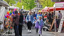 Der traditionelle Gottmadinger Frühjahrsmarkt hat sein treues Publikum. Das launische Aprilwetter hielt die Besucher am Wochenende nicht ...