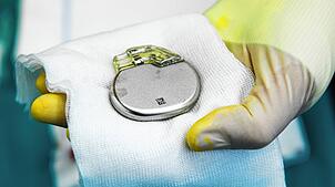 In Herzschrittmachern sind PFAS enthalten &ndash; umstrittene Chemikalien, die bald von der EU verboten werden könnten. Was dann? ...