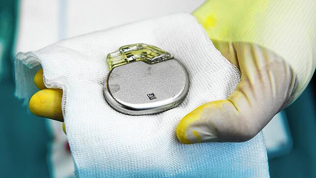 In Herzschrittmachern sind PFAS enthalten &ndash; umstrittene Chemikalien, die bald von der EU verboten werden könnten. Was dann? ...