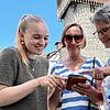 Leonie Werne (20), Silke Werne (47) und Gabriele Werner (69) machen den Generationentest und erkunden Waldshut-Tiengen per Handy mit der ...