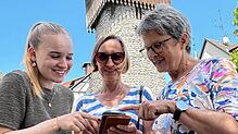 Leonie Werne (20), Silke Werne (47) und Gabriele Werner (69) machen den Generationentest und erkunden Waldshut-Tiengen per Handy mit der ...