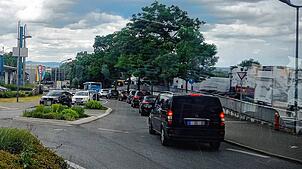 Stau am Pferdekreisel und auf der Pfohrener Straße.