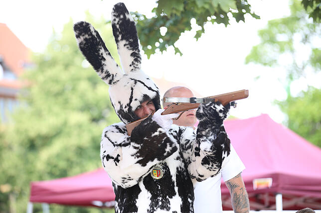 Der Seehase (Peter Sikora) versuchte sich am Samstagnachmittag oberhalb der Musikmuschel beim Armbrustschießen.