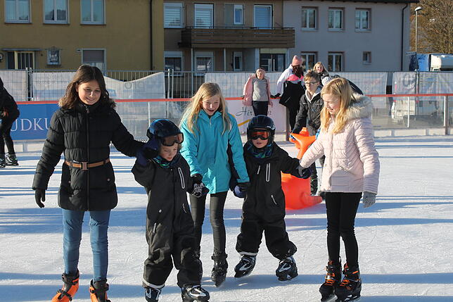 Bild 2: Reger Betrieb auf der Blumberger Eisbahn: Hier sind die schönsten Bilder unseres Fotografen!