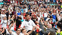 England Fans jubeln auf der Tribüne.