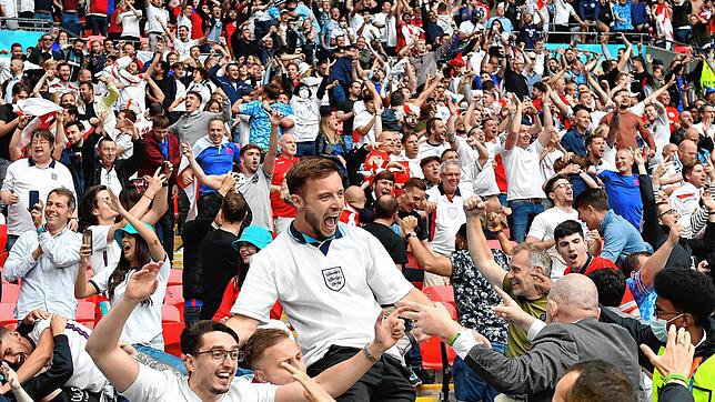 England Fans jubeln auf der Tribüne.