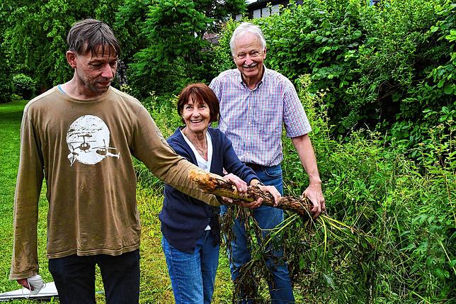 Der Biber hat in den Gärten von Nicolas Diehl, Rita Lindemer und Wolfgang Gimbel (von links) Spuren hinterlassen.