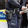 24.09.2022, Hessen, Frankfurt/Main: Zollbeamte überprüfen die Papiere Taxifahrers. Am Frankfurter Flughafen wurde eine Kontrollaktion ...
