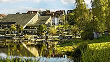 Die Tourist-Info – hier mit Blick vom Kurpark – wird umgebaut. Bild: HST