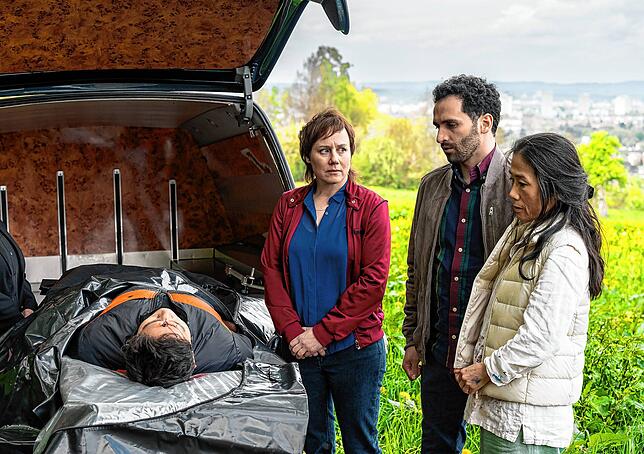 Franziska Tobler (Eva Löbau, von links) führt Nader Mansour (Hassan Akkouch) und Maki Benzinger (Akiko Hitomi) zur Leiche ihres Mannes ...