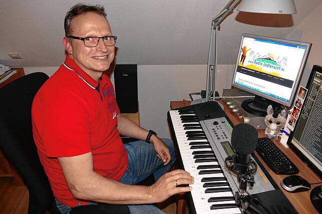 Jürgen Engesser vertont am Keyboard seine Inspirationen, die sich zu einer neuen Komposition zusammensetzen könnten.