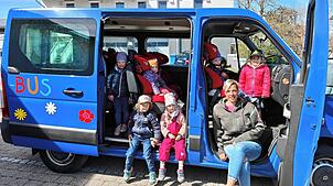 Fahrerin Saskia Zeitler mit ihrer Rasselbande, die sie mit dem Kindi-Bus gleich nach Storzingen fährt (von links): Anni, Joris, Armella, ...