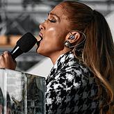 Jennifer Lopez singt &bdquo;This Land Is Your Land&ldquo; und &bdquo;America the Beautiful&ldquo;.