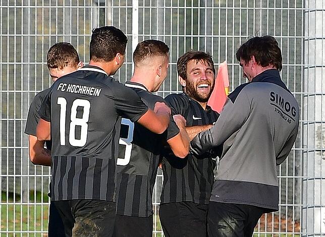 Überraschung: Der FC Hochrhein – hier beim Jubel über das Tor von Axel Peterhans (Zweiter von rechts) gegen den FC RW Weilheim ...
