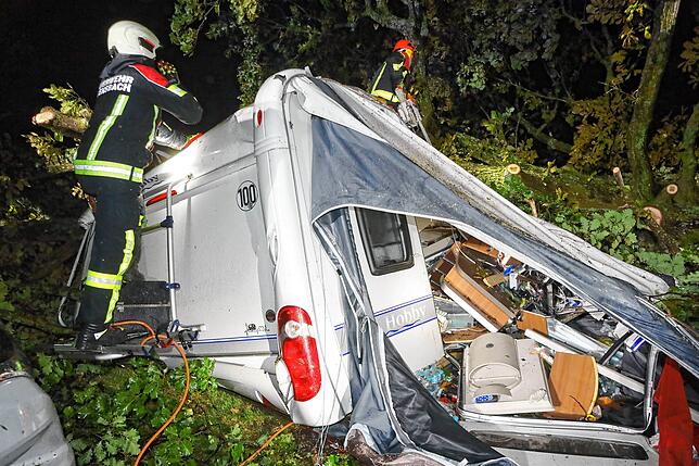 Die Feuerwehr Allensbach in der Nacht im Einsatz, um das Wrack aus der Umklammerung des Baumes zu befreien.