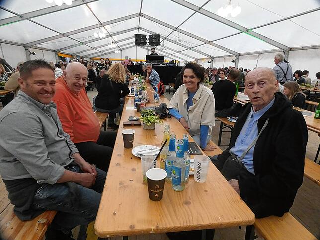 Bild 31: Den Abschluss des dreitägigen Festes „100 Jahre Kieswerk Häring“ machte der Musikverein Lottstetten
