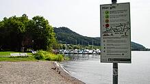 Ein Schild im Uferbereich von Ludwigshafen weist auf verschiedene Regeln hin, die hier gelten. Die Leinenpflicht für Hunde ist bislang ...