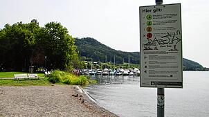 Ein Schild im Uferbereich von Ludwigshafen weist auf verschiedene Regeln hin, die hier gelten. Die Leinenpflicht für Hunde ist bislang ...