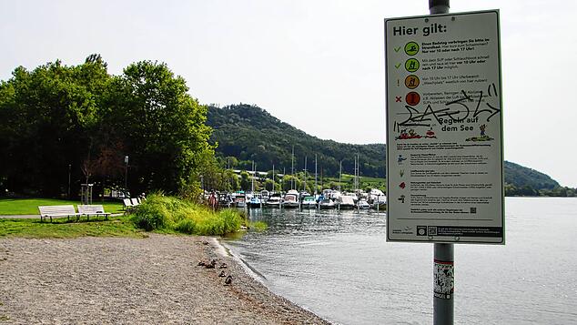 Ein Schild im Uferbereich von Ludwigshafen weist auf verschiedene Regeln hin, die hier gelten. Die Leinenpflicht für Hunde ist bislang ...
