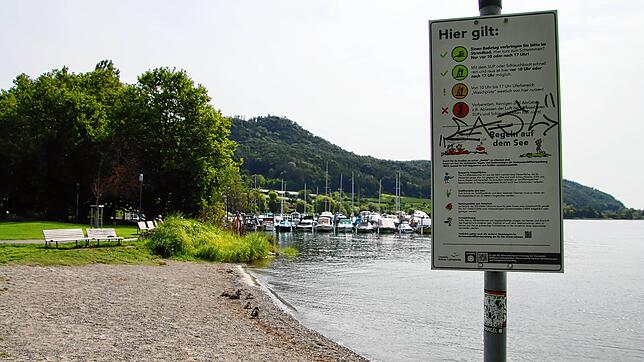 Ein Schild im Uferbereich von Ludwigshafen weist auf verschiedene Regeln hin, die hier gelten. Die Leinenpflicht für Hunde ist bislang ...