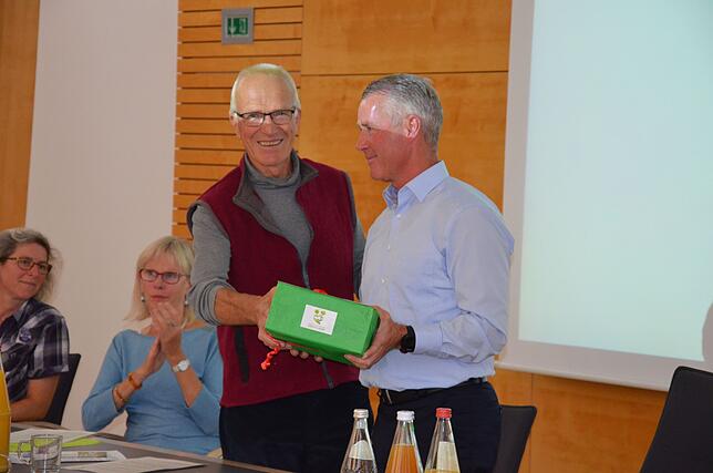 Karl Roth, Aktionsbündnis und örtlicher BUND, übergibt Bürgermeister Manfred Härle (von links) die weiteren Unterschriften für den ...