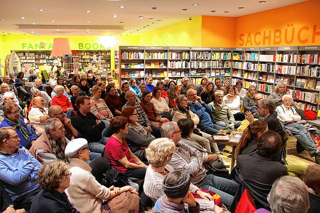 Volles Haus, zwei Wochen zuvor schon ausverkauft: Boris Palmer (rechts im schwarzen Anzug) zieht Zuhörer an wie sonst kaum ein Politiker.