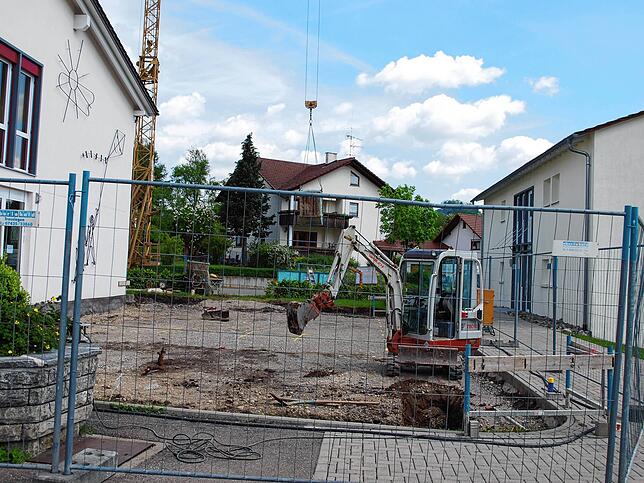Mai 2016: Bis nah an den Bauzaun soll der Anbau an das Schulgebäude (links) reichen. Im Obergeschoss wird es einen Verbindungssteg zur ...