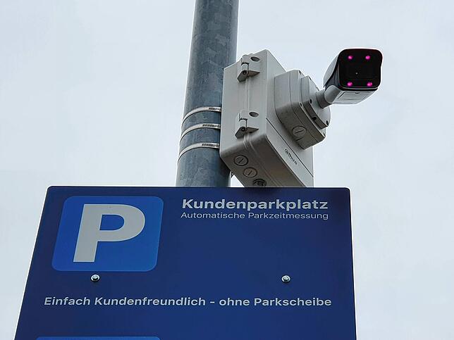 Mit einer automatischen Parkraumüberwachung mit Kamera wird gemessen, wie lange die Fahrzeuge sich auf dem Parkplatz aufhalten.