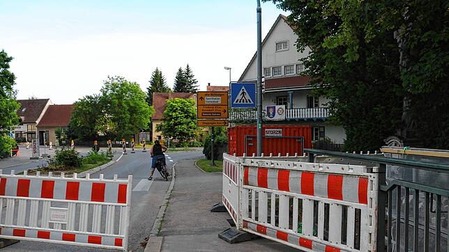 Ab Montag ist hier eine Vollsperrung eingerichtet. Nur Fußgänger und Radfahrer können noch fahren. Die Kreuzung zur Dögginger Straße ...