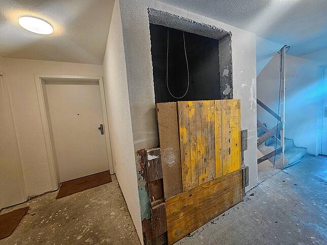 Der verrammelte Aufzugsschacht in Haus E.
