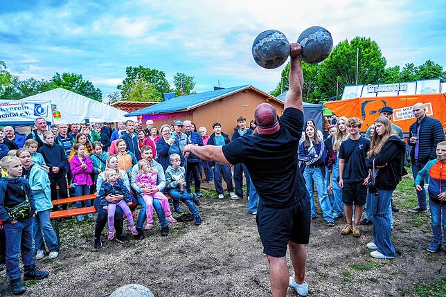 Scheinbar mühelos stemmt der Eisenbär eine schwere Steinhantel in die Luft.