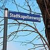 Schon wieder ein neues Straßenschild? Bei der Montage handelt es sich um einen Aprilscherz der Stadtkapelle anlässlich ihres 250. Jubiläums.