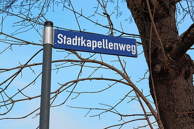 Schon wieder ein neues Straßenschild? Bei der Montage handelt es sich um einen Aprilscherz der Stadtkapelle anlässlich ihres 250. Jubiläums.